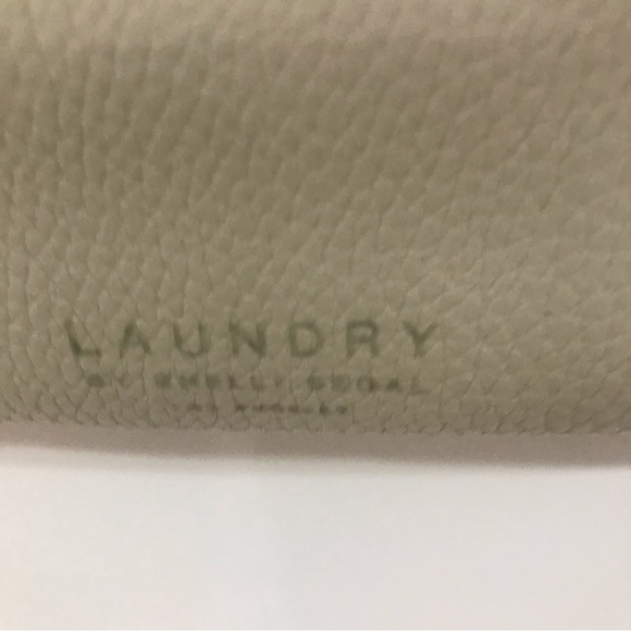 Laundry by Shelli Segal bag. - Picture 2 of 9